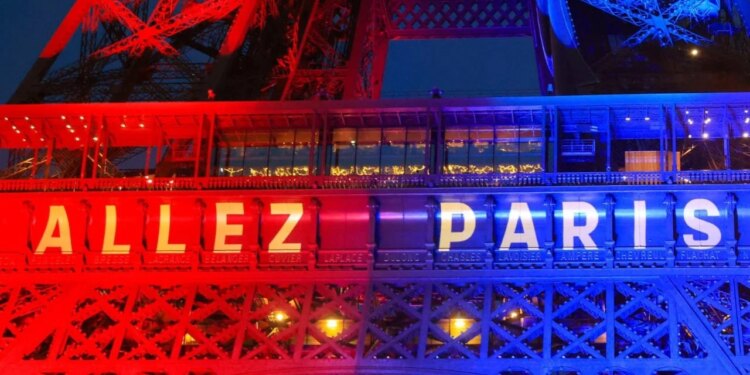 Paris në ethe, Kulla Eiffel mbulohet me kuqeblu para finales së madhe