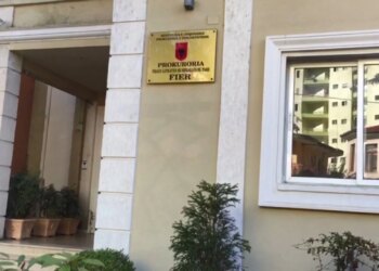 Pas 17 vitesh dhe ndarjes në 2024, prokuroria e Fierit çon në gjyq policin që përndiqte ish-të dashurën