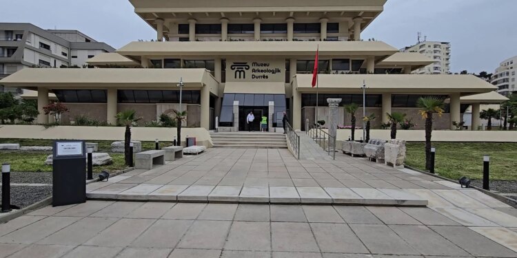 Pas gjysmë shekulli, inxhinieri që hodhi themelet e muzeut arkeologjik të Durrësit rikthehet si vizitor
