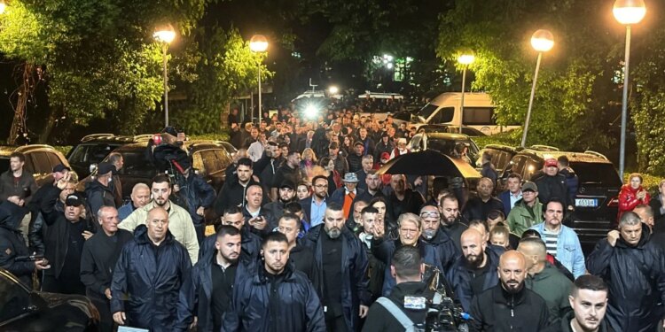 Pas marshimit në Ministrinë e Brendshme, protestuesit i drejtohen selisë së PD-së