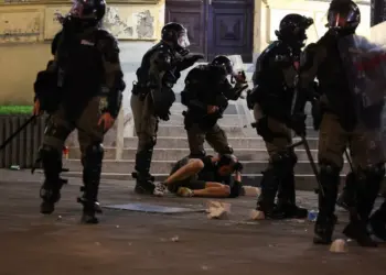 Pas tubimit masiv antiqeveritar në Beograd, Serbia duhet të bëhet shtet ligjor, jo mafioz; policia zmbraps me Molotov
