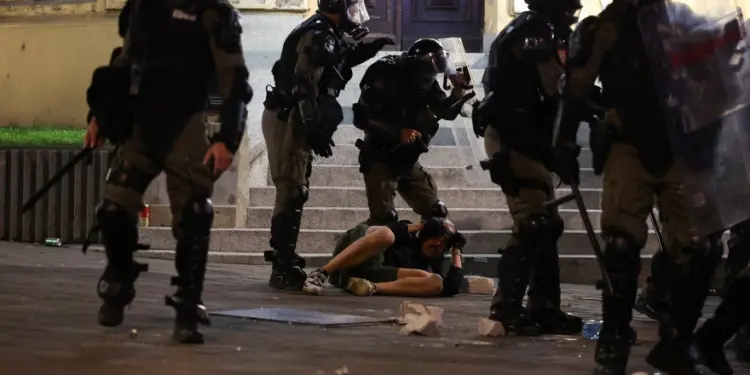 Pas tubimit masiv antiqeveritar në Beograd, Serbia duhet të bëhet shtet ligjor, jo mafioz; policia zmbraps me Molotov