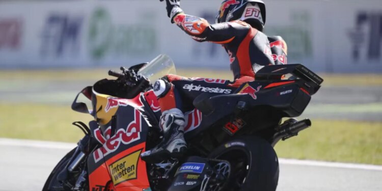 Pedro Acosta fiton pole position në MotoGP të Barcelonës, Bezzecchi rrëzohet