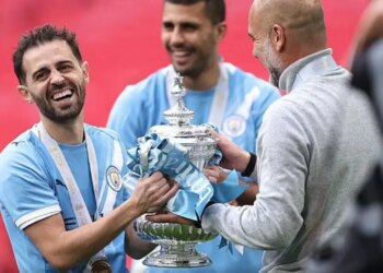 Pep përshëndet Bernardo Silvën dhe bandën Oasis, feston me skuadrën e vajzave, dita perfekte e Manchester City
