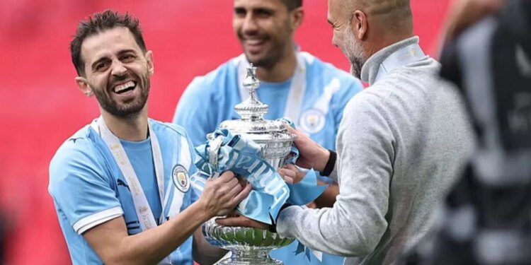 Pep përshëndet Bernardo Silvën dhe bandën Oasis, feston me skuadrën e vajzave, dita perfekte e Manchester City