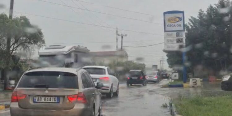Përsëri trafik në Elbasan këtë fundjavë; moti me shi pa ndikim në fluksin e mjeteve