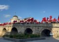 Pjesa tjetër e protestuesve kthehet për t’i pritur studentët nga Tirana pranë Shkupit
