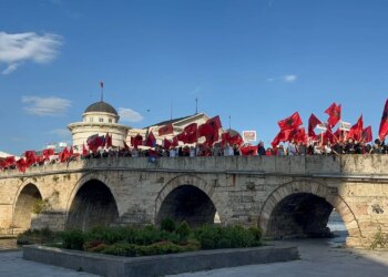 Pjesa tjetër e protestuesve kthehet për t’i pritur studentët nga Tirana pranë Shkupit