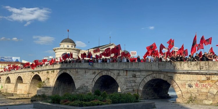 Pjesa tjetër e protestuesve kthehet për t’i pritur studentët nga Tirana pranë Shkupit