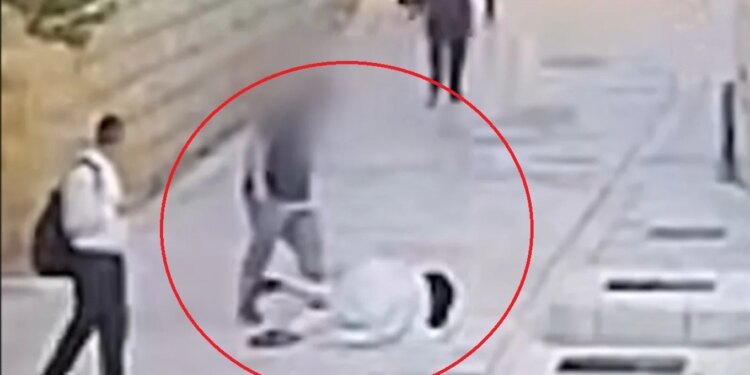 Plagosi murgeshën franceze në Jerusalem, kolonist izraelit del para gjykatës
