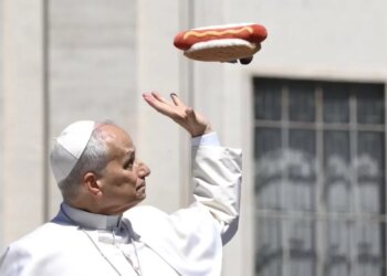 Po salcat? Fotot e Papës xhirojnë rrjetin, besimtarët i japin hotdog falas gjatë paradës në sheshin Shën Pjetri