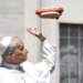 Po salcat? Fotot e Papës xhirojnë rrjetin, besimtarët i japin hotdog falas gjatë paradës në sheshin Shën Pjetri