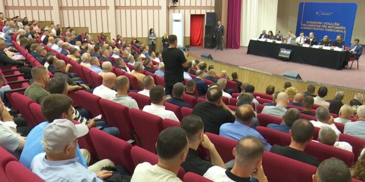 Polemika për reformën Administrativo-Territoriale në Kukës: Mazniku: Ka qenë decentralizuese; Boçi: 30% e popullsisë së qytetit është larguar