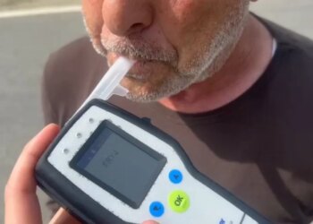Policia e Elbasanit shoqëron drejtuesin e mjetit të dehur që transportonte nxënës
