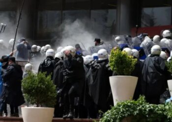 Policia hyn me dhunë në selinë e partisë opozitare në Ankara me shkopinj gome dhe gaz lotsjellës