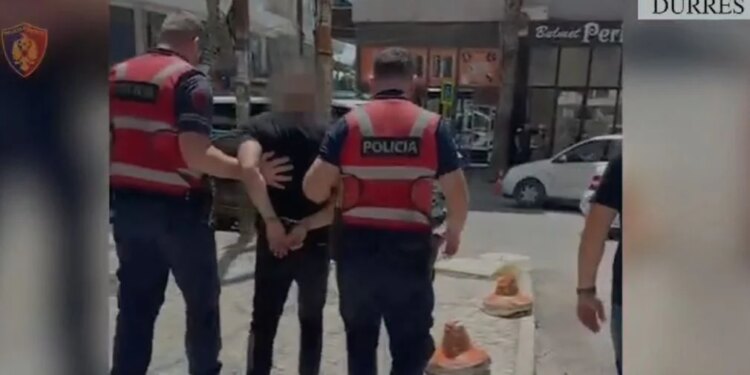 Policia kap në Kavajë dhe Durrës dy persona të shpallur në kërkim ndërkombëtar në 24 orë