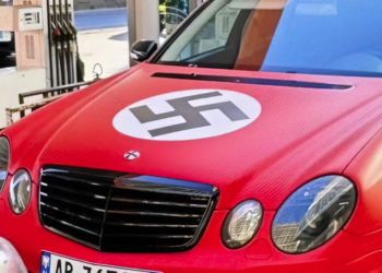 Policia në Tiranë kërkon mjetin me simbole naziste dhe nis hetimet për pronarin shqiptar, sipas autoriteteve të huaja