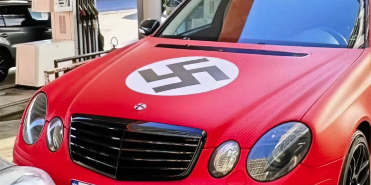 Policia në Tiranë kërkon mjetin me simbole naziste dhe nis hetimet për pronarin shqiptar, sipas autoriteteve të huaja