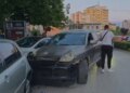 Porsche përplas dy mjete të parkuara në qendër të Fierit