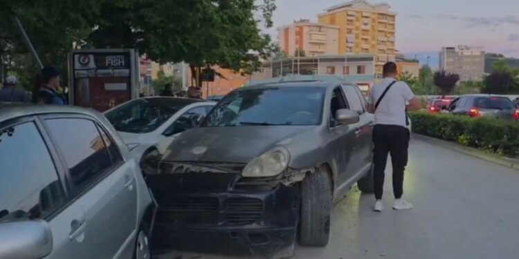 Porsche përplas dy mjete të parkuara në qendër të Fierit