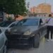 Porsche përplas dy mjete të parkuara në qendër të Fierit