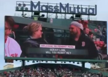 Propozimi i martesës bëhet viral në SHBA pas një momenti të sikletshëm në stadiumin e Red Sox