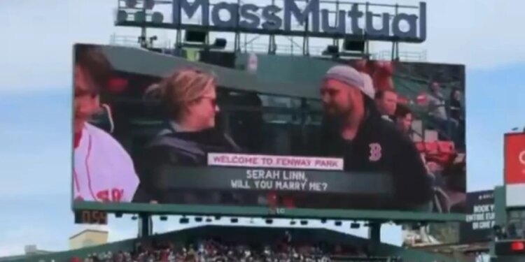 Propozimi i martesës bëhet viral në SHBA pas një momenti të sikletshëm në stadiumin e Red Sox