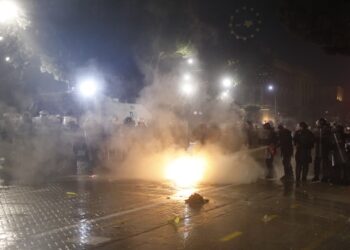 Protesta e opozitës me molotovë dhe fishekzjarrë; dy italianë mes 7 të proceduarve për dhunë ndaj policisë