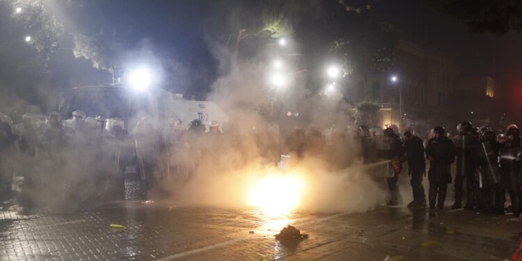 Protesta e opozitës me molotovë dhe fishekzjarrë; dy italianë mes 7 të proceduarve për dhunë ndaj policisë