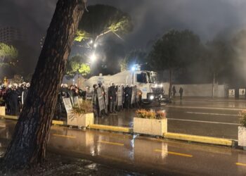 Protestuesit e PD hedhin molotovë, policia kundërpërgjigjet me ujë dhe gaz lotsjellës, tubuesit marshojnë drejt Ministrisë së Brendshme