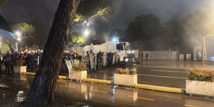 Protestuesit e PD hedhin molotovë, policia kundërpërgjigjet me ujë dhe gaz lotsjellës, tubuesit marshojnë drejt Ministrisë së Brendshme