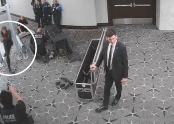 Publikohen pamjet kur atentatori i Trump, me armë dhe duke vrapuar, kalon kordonin e sigurisë duke kërcënuar rojet
