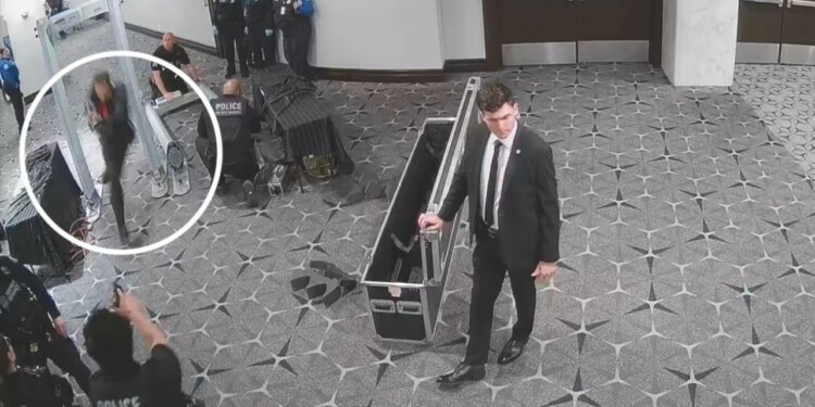 Publikohen pamjet kur atentatori i Trump, me armë dhe duke vrapuar, kalon kordonin e sigurisë duke kërcënuar rojet