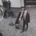 Publikohen pamjet kur atentatori i Trump, me armë dhe duke vrapuar, kalon kordonin e sigurisë duke kërcënuar rojet