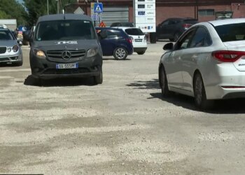 Punimet në rrugë bllokojnë Mëzezin, banorët ankohen për pluhur, trafik të rënduar; i gjithë asfaltimi mbyllet në nëntor
