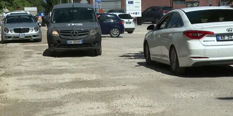 Punimet në rrugë bllokojnë Mëzezin, banorët ankohen për pluhur, trafik të rënduar; i gjithë asfaltimi mbyllet në nëntor