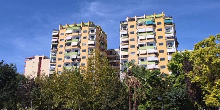 Qiratë rriten shpejt; apartamentet bëhen të papërballueshme, tregu ndikohet nga qiratë ditore