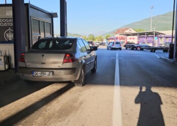 Qytetarët e Kosovës shijojnë fundjavën në bregdetin shqiptar; rriten lëvizjet në Morinë
