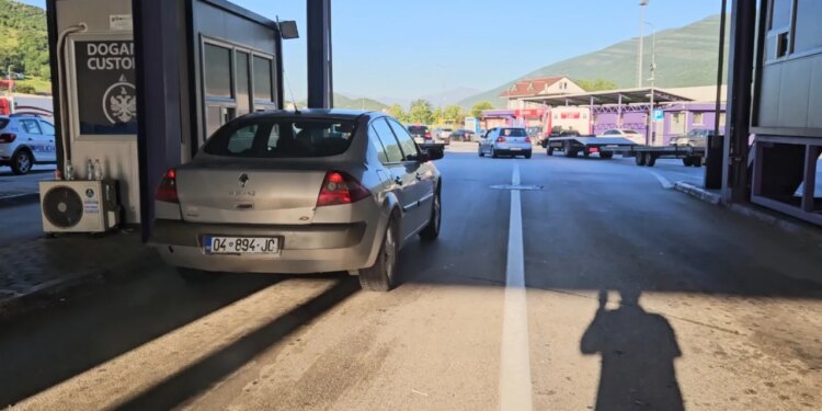 Qytetarët e Kosovës shijojnë fundjavën në bregdetin shqiptar; rriten lëvizjet në Morinë