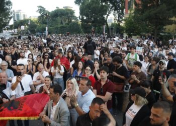 Qytetarët protestojnë në Tiranë: Jo ndërtimeve në zonat e mbrojtura