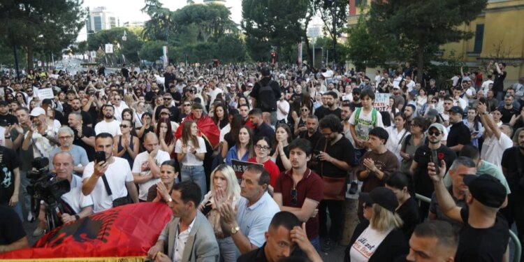 Qytetarët protestojnë në Tiranë: Jo ndërtimeve në zonat e mbrojtura