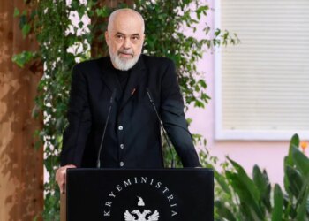 Rama dekoron Tedi Papavramin me Yllin e Urdhrit të Shqiponjës; Faleminderit që shkove në Europë si shqiptar bukur