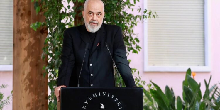 Rama dekoron Tedi Papavramin me Yllin e Urdhrit të Shqiponjës; Faleminderit që shkove në Europë si shqiptar bukur