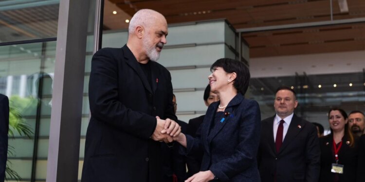Rama me kryeministren japoneze: Kur vini në Shqipëri do marrim hak; ju ftoj në NATO, si Margaret Thatcher