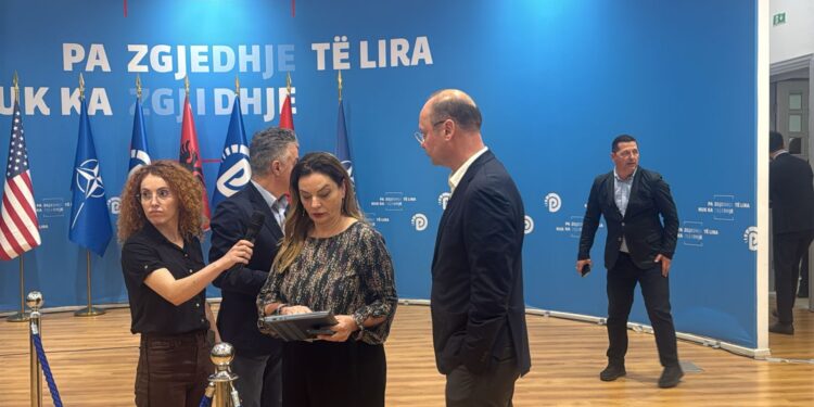 Referendumi në PD, Berisha rikonfirmohet me 96% të votave; 1055 vota të pavlefshme, pjesëmarrja 77%