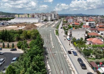 Rijetëzohet hekurudha e vjetër Tiranë–Durrës: tren me kushte moderne dhe 120 km/h në 2027