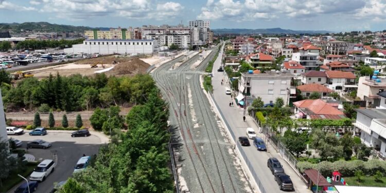 Rijetëzohet hekurudha e vjetër Tiranë–Durrës: tren me kushte moderne dhe 120 km/h në 2027