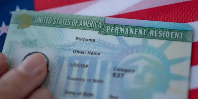 Rregulla të reja për Green Card: SHBA ndryshon aplikimet për llotarinë amerikane, kërkohet kthimi në vendlindje