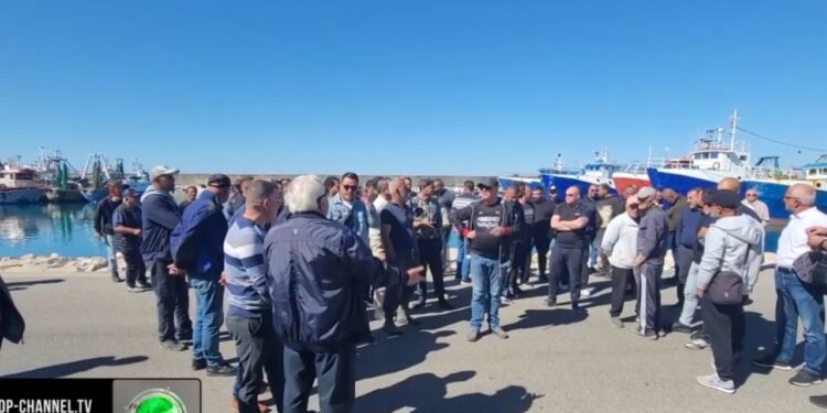 Rritja e çmimit të naftës po dëmton peshkimin dhe ndalon flotën; peshkatarët paralajmërojnë protesta