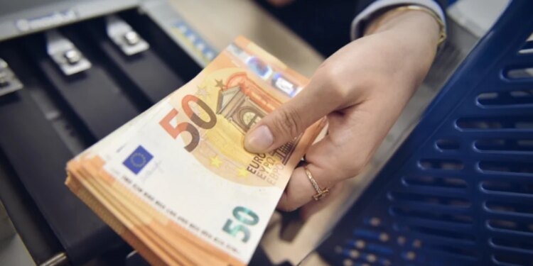Rritje kredish në prill: Bizneset kërkuan më shumë investime, ndërsa individët rritën kursimet
